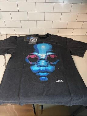 Mens Graphic Design Tee Size L.